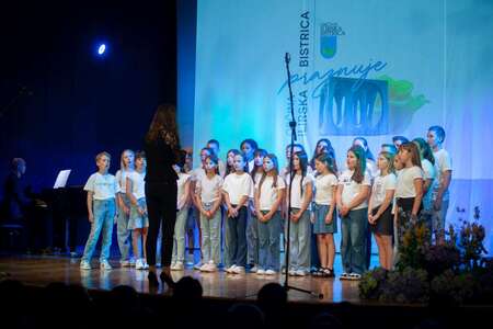 1 Otroški pevski zbor OŠ Antona Žnideršiča-1200